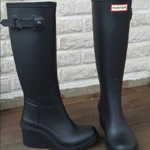 LIKE NEW HUNTER BLACK WEDGE RAINBOOTS